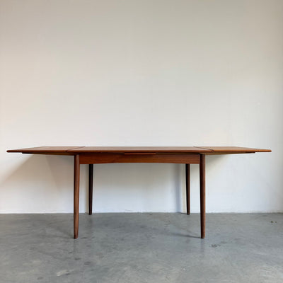
                  
                    Uitschuifbare vintage teak eettafel (120-214cm)
                  
                