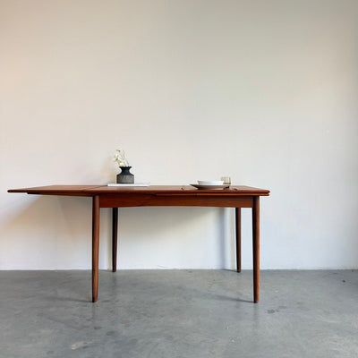 
                  
                    Uitschuifbare vintage teak eettafel (120-214cm)
                  
                