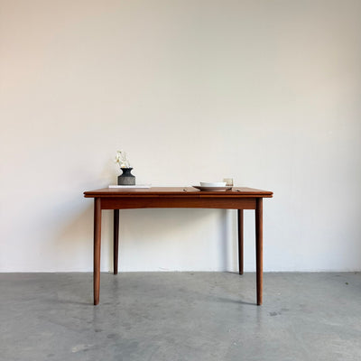 
                  
                    Uitschuifbare vintage teak eettafel (120-214cm)
                  
                