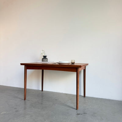 
                  
                    Uitschuifbare vintage teak eettafel (120-214cm)
                  
                