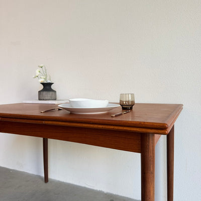 
                  
                    Uitschuifbare vintage teak eettafel (120-214cm)
                  
                