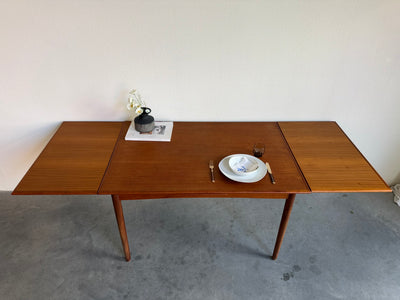 
                  
                    Uitschuifbare vintage teak eettafel (120-214cm)
                  
                