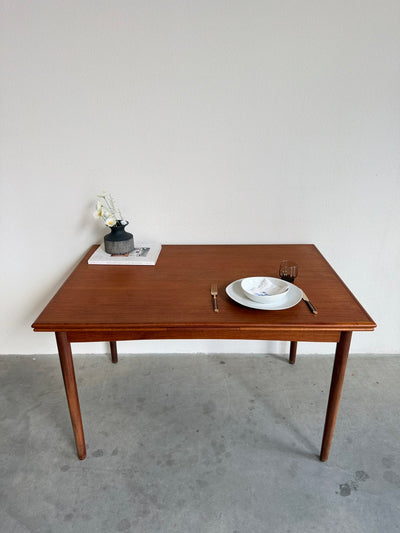 
                  
                    Uitschuifbare vintage teak eettafel (120-214cm)
                  
                