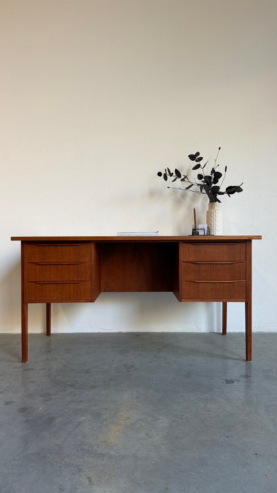 
                  
                    Vintage bureau 2 kanten teak
                  
                