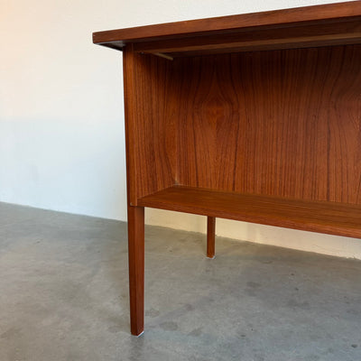 
                  
                    Vintage bureau 2 kanten teak
                  
                