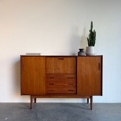 
                  
                    Vintage teak highboard lades en bargedeelte
                  
                