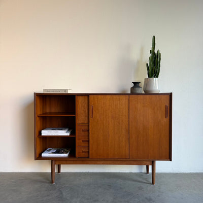 
                  
                    Vintage teak highboard lades en bargedeelte
                  
                