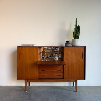 
                  
                    Vintage teak highboard lades en bargedeelte
                  
                
