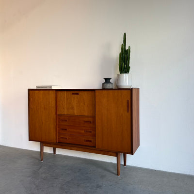 
                  
                    Vintage teak highboard lades en bargedeelte
                  
                