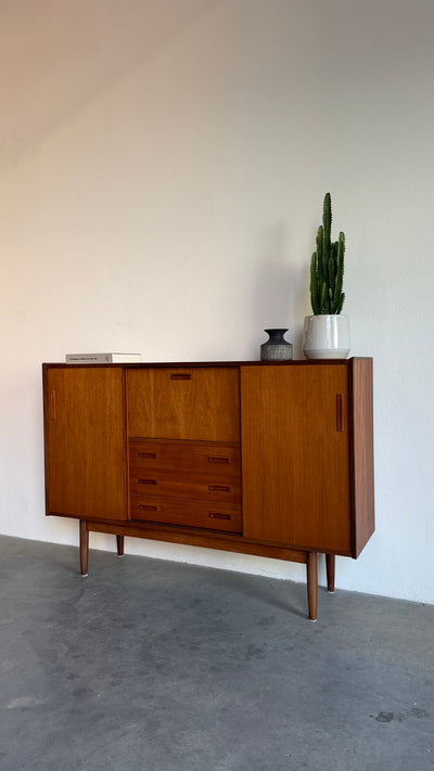 
                  
                    Vintage teak highboard lades en bargedeelte
                  
                