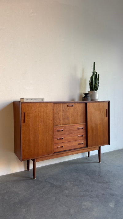 
                  
                    Vintage teak highboard lades en bargedeelte
                  
                