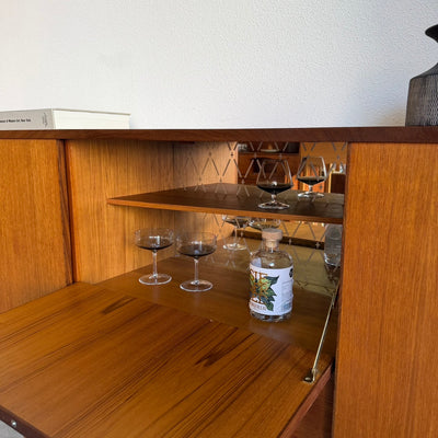 
                  
                    Vintage teak highboard lades en bargedeelte
                  
                