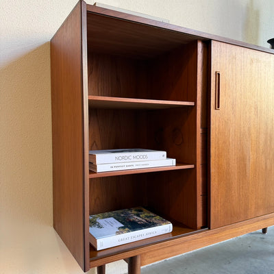 
                  
                    Vintage teak highboard lades en bargedeelte
                  
                