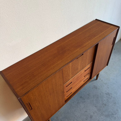 
                  
                    Vintage teak highboard lades en bargedeelte
                  
                