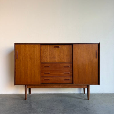 
                  
                    Vintage teak highboard lades en bargedeelte
                  
                
