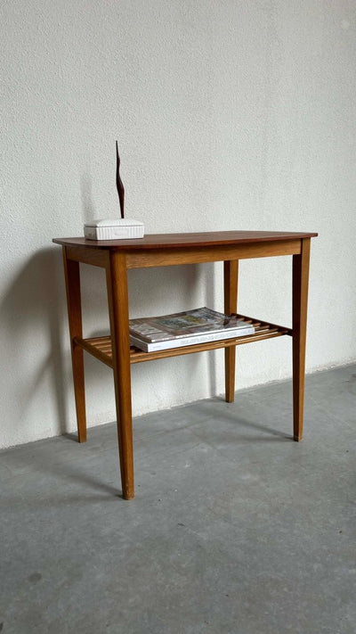 
                  
                    Bijzettafel houten rekje - LOUI.STORE
                  
                