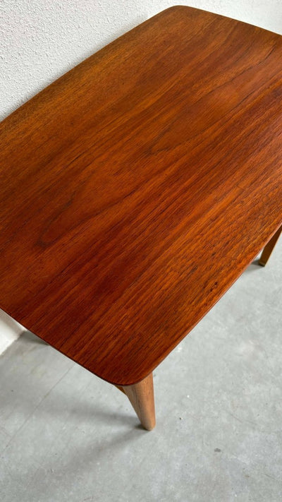 
                  
                    Bijzettafel houten rekje - LOUI.STORE
                  
                