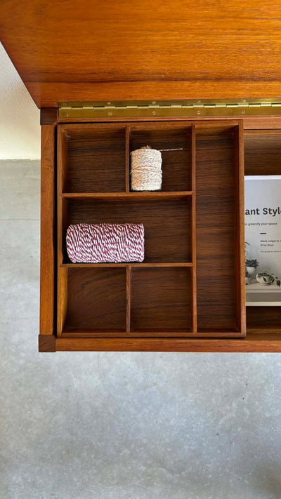 
                  
                    Bijzettafeltje vakken - klep - LOUI.STORE
                  
                