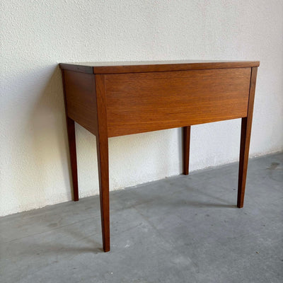 
                  
                    Bijzettafeltje vakken - klep - LOUI.STORE
                  
                