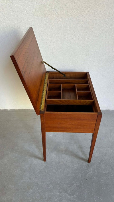 
                  
                    Bijzettafeltje vakken - klep - LOUI.STORE
                  
                