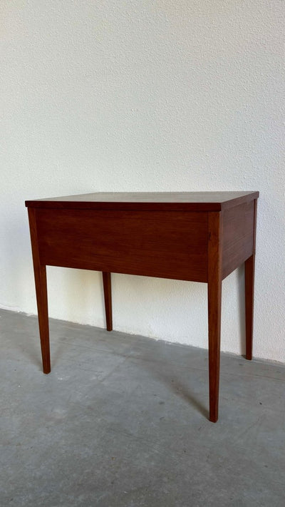 
                  
                    Bijzettafeltje vakken - klep - LOUI.STORE
                  
                