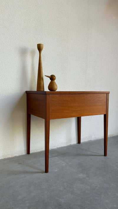 
                  
                    Bijzettafeltje vakken - klep - LOUI.STORE
                  
                