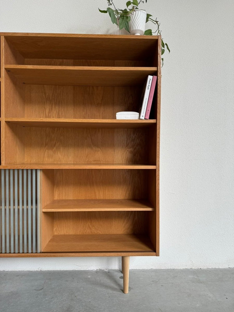 
                  
                    Boekenkast eiken glazen schuifdeurtjes - LOUI.STORE
                  
                