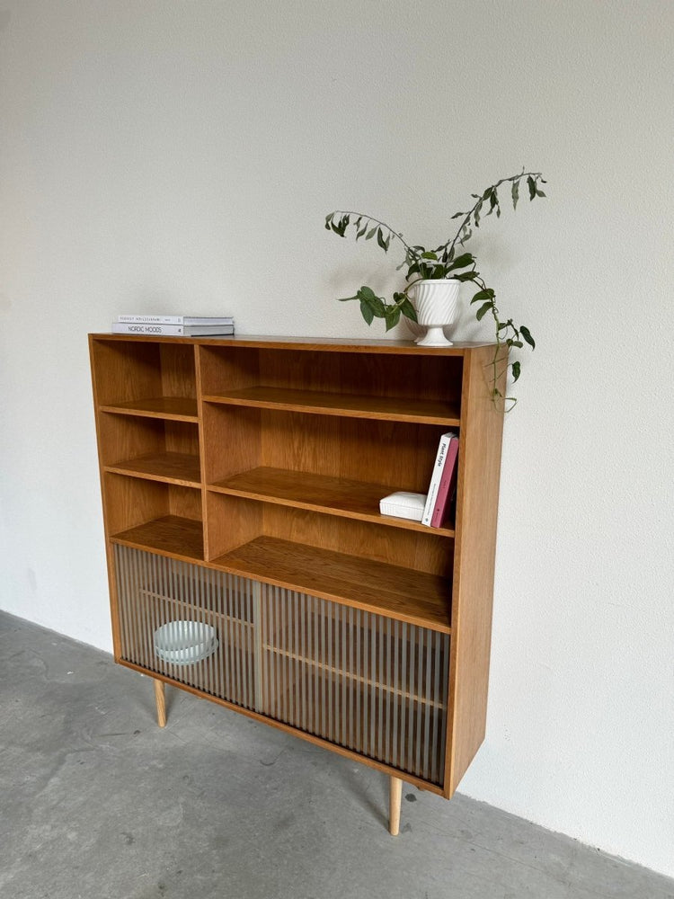 
                  
                    Boekenkast eiken glazen schuifdeurtjes - LOUI.STORE
                  
                