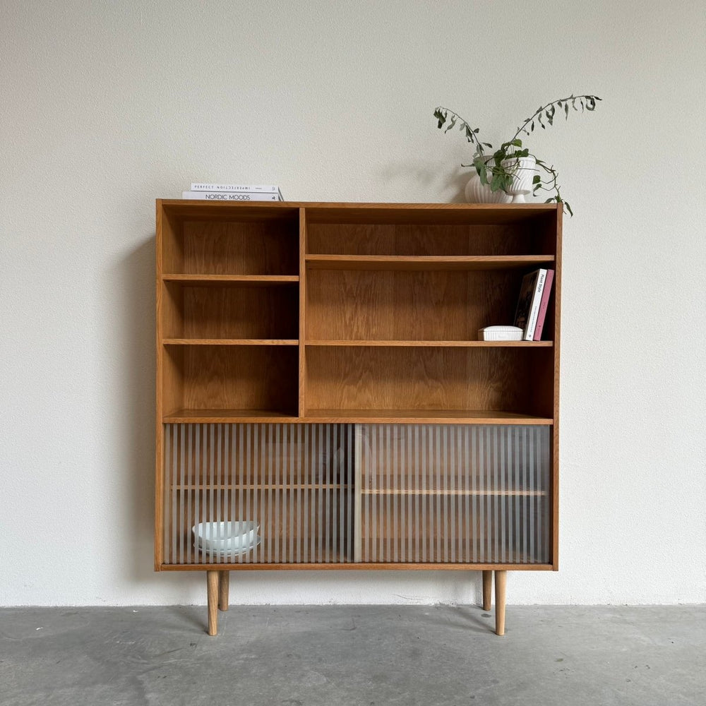 
                  
                    Boekenkast eiken glazen schuifdeurtjes - LOUI.STORE
                  
                