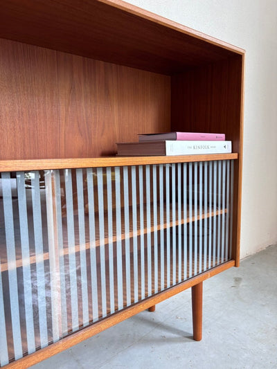 
                  
                    Boekenkast gestreepte deurtjes - LOUI.STORE
                  
                