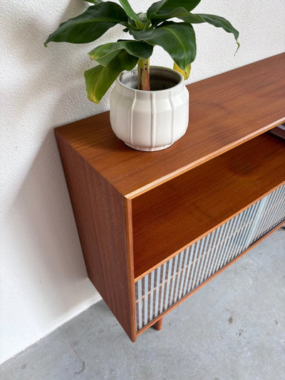 
                  
                    Boekenkast gestreepte deurtjes - LOUI.STORE
                  
                