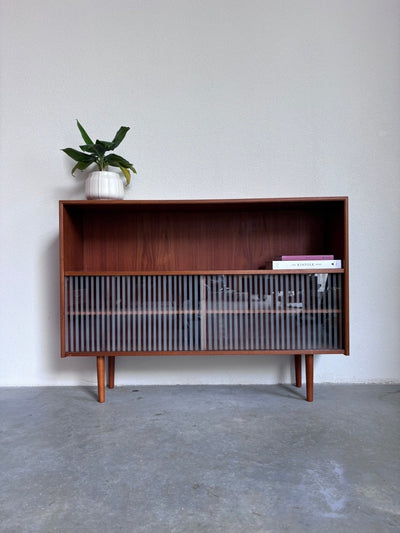 
                  
                    Boekenkast gestreepte deurtjes - LOUI.STORE
                  
                