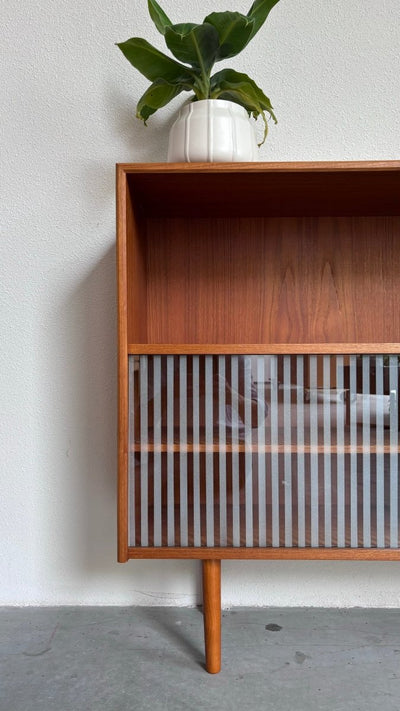 
                  
                    Boekenkast gestreepte deurtjes - LOUI.STORE
                  
                