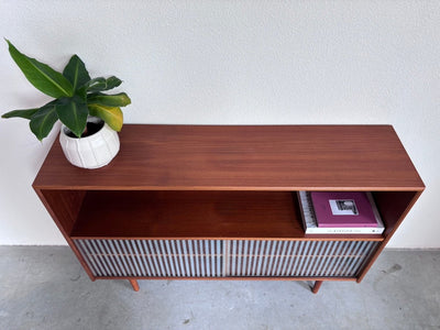 
                  
                    Boekenkast gestreepte deurtjes - LOUI.STORE
                  
                