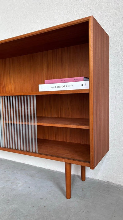 
                  
                    Boekenkast gestreepte deurtjes - LOUI.STORE
                  
                