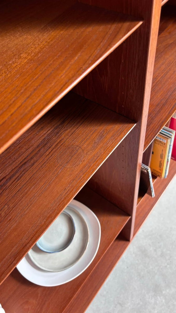 
                  
                    Boekenkast LP vak Hundevad teak - LOUI.STORE
                  
                