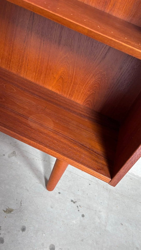 
                  
                    Boekenkast LP vak Hundevad teak - LOUI.STORE
                  
                