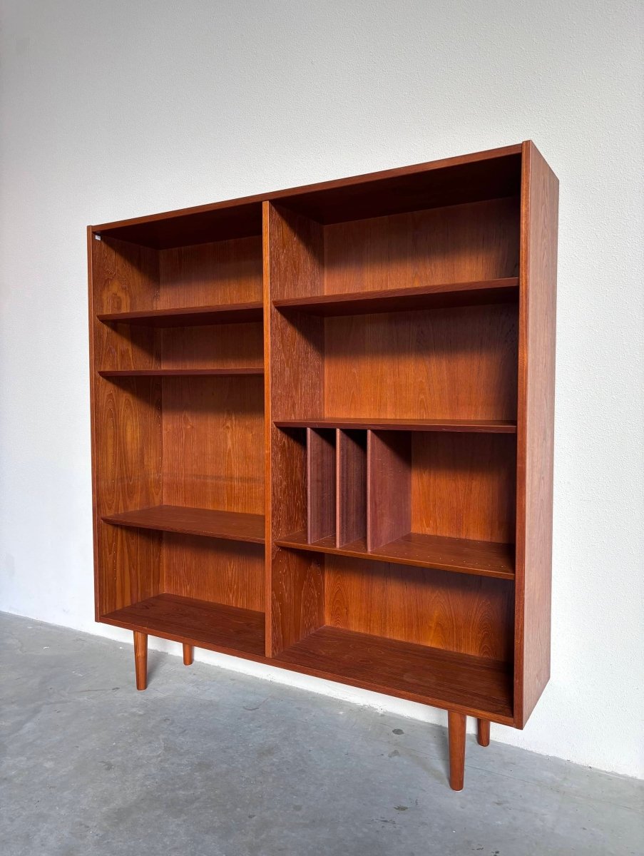 
                  
                    Boekenkast LP vak Hundevad teak - LOUI.STORE
                  
                