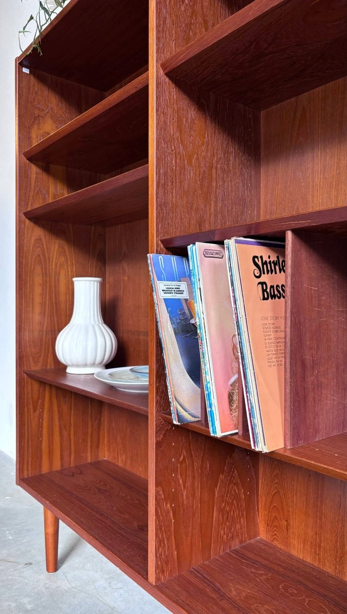 
                  
                    Boekenkast LP vak Hundevad teak - LOUI.STORE
                  
                