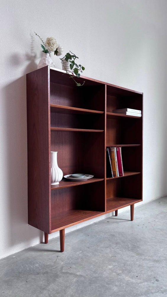 
                  
                    Boekenkast LP vak Hundevad teak - LOUI.STORE
                  
                