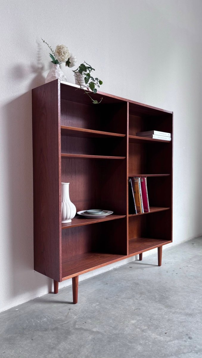 
                  
                    Boekenkast LP vak Hundevad teak - LOUI.STORE
                  
                