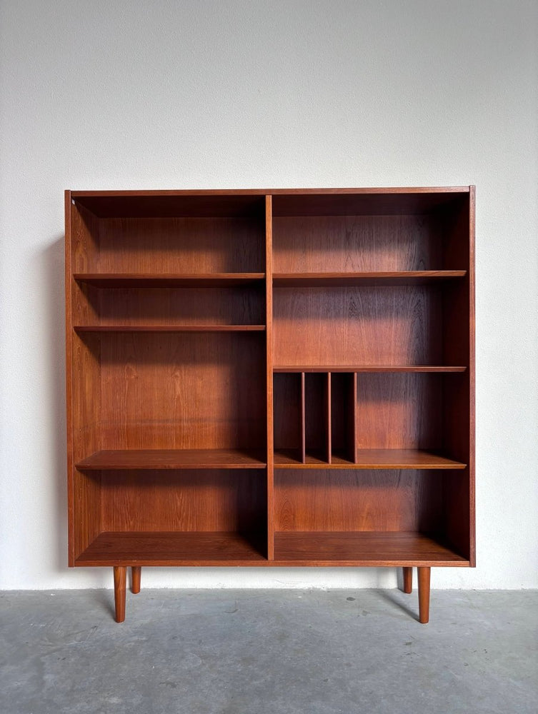 
                  
                    Boekenkast LP vak Hundevad teak - LOUI.STORE
                  
                