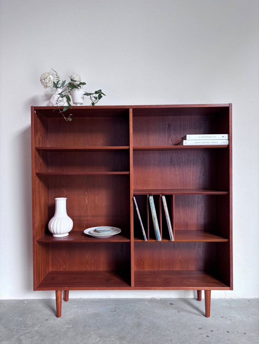 
                  
                    Boekenkast LP vak Hundevad teak - LOUI.STORE
                  
                