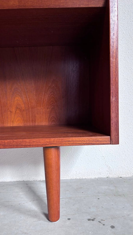 
                  
                    Boekenkast LP vak Hundevad teak - LOUI.STORE
                  
                