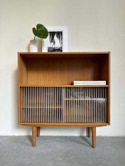 
                  
                    Boekenkast met glazen schuifdeurtjes - LOUI.STORE
                  
                