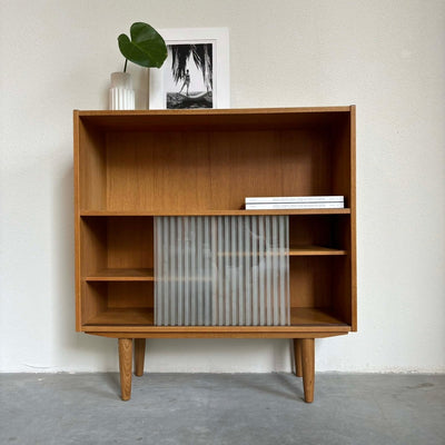 Boekenkast met glazen schuifdeurtjes - LOUI.STORE