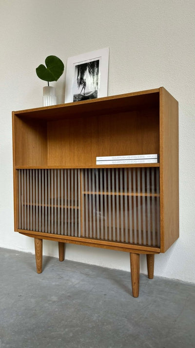 
                  
                    Boekenkast met glazen schuifdeurtjes - LOUI.STORE
                  
                
