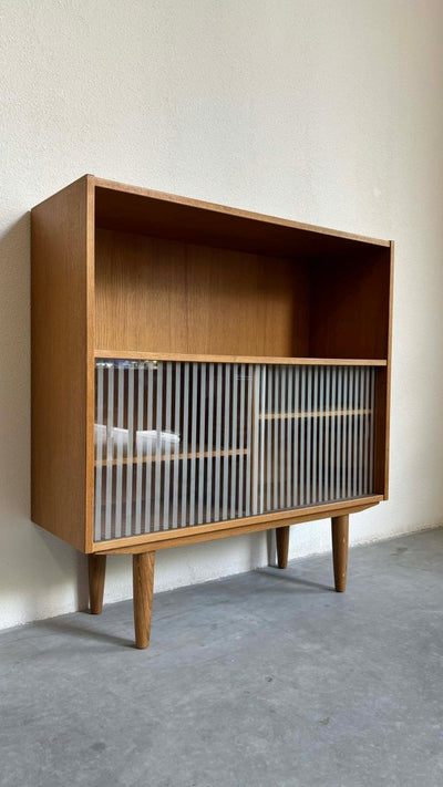 
                  
                    Boekenkast met glazen schuifdeurtjes - LOUI.STORE
                  
                