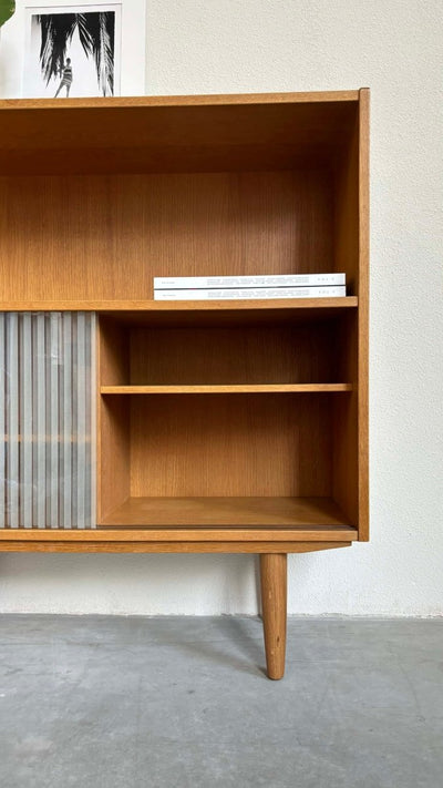 
                  
                    Boekenkast met glazen schuifdeurtjes - LOUI.STORE
                  
                