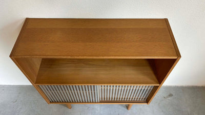 
                  
                    Boekenkast met glazen schuifdeurtjes - LOUI.STORE
                  
                